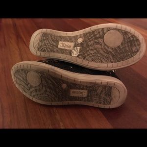 Justice Shoes - 🎀 Justice Silver Sequence Sneakers Sz 3, like new Justice Shoes - 🎀 Justice Silver Sequence Sneakers Sz 3, like new